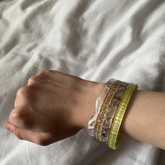 4 plastic bracelets - Picture 2 of 2